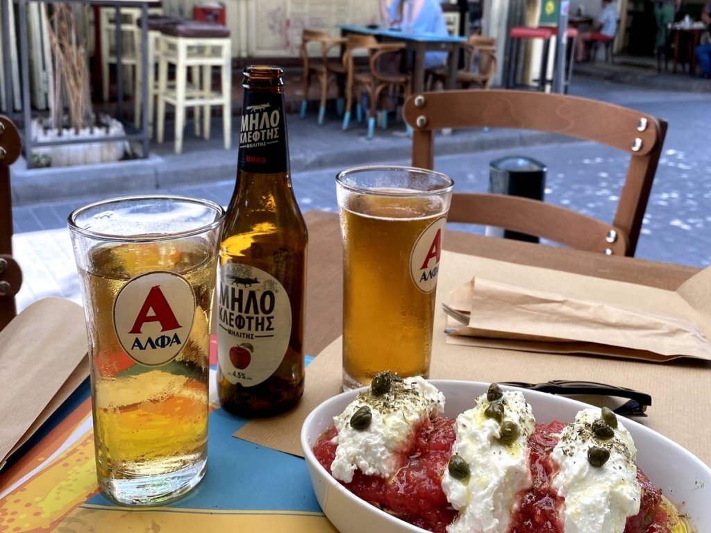 עוד בר באתונה